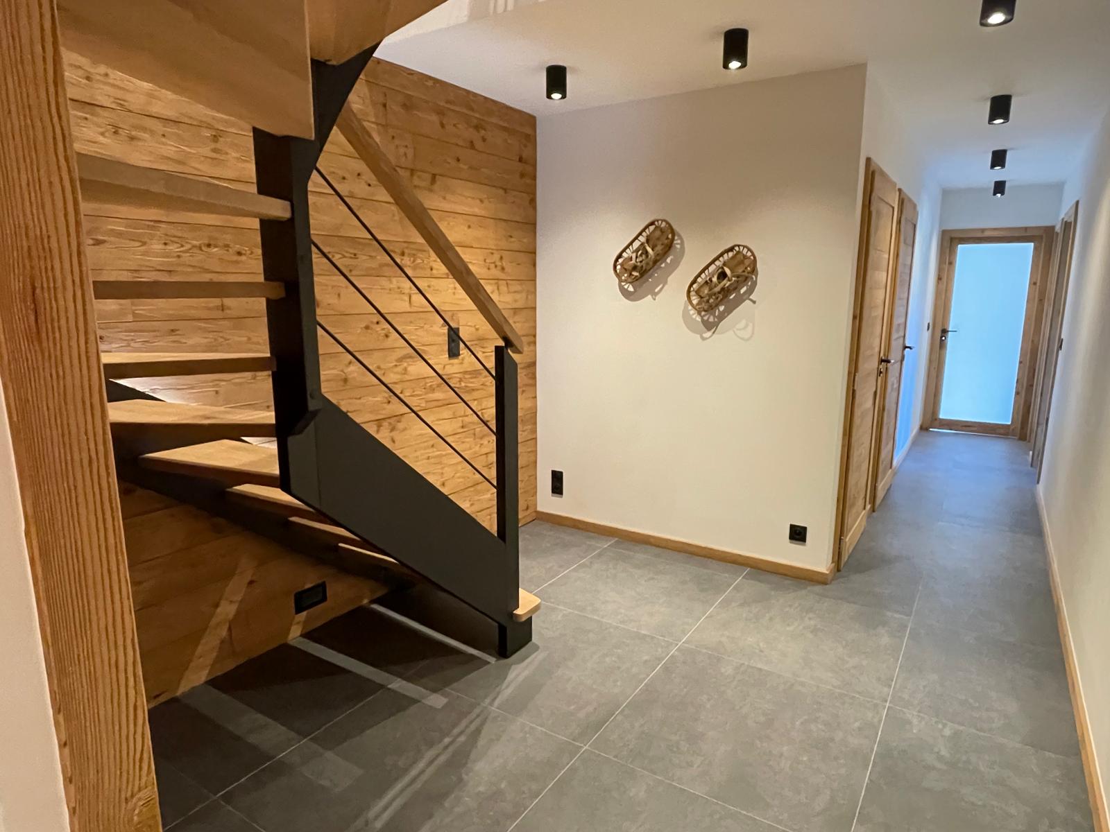 Hall inférieur et escalier du chalet